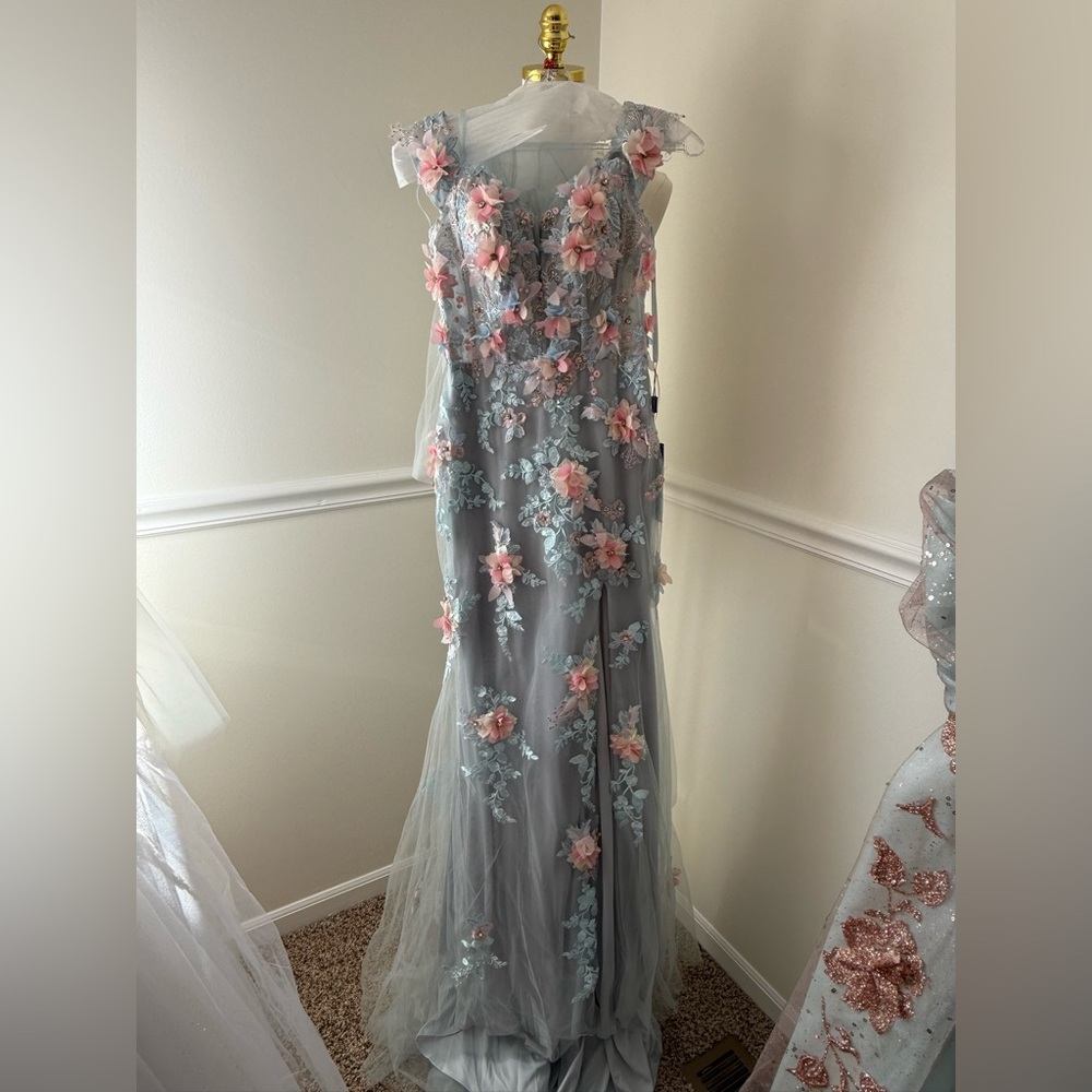 Off Shoulder Floral Appliqué Prom Dress Size 4 New With Tags